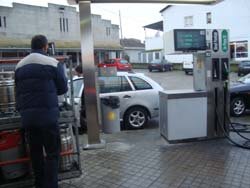 Al�m de meter gasolina, muitos flavienses v�o � Galp de Feces comprar g�s