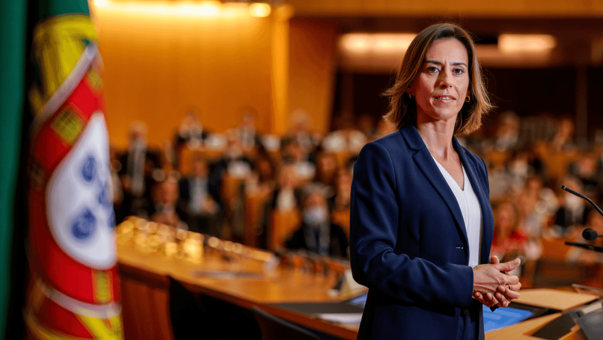 Ministra do Trabalho aplaudida de pé e confiante que Governo vai insistir na reforma laboral