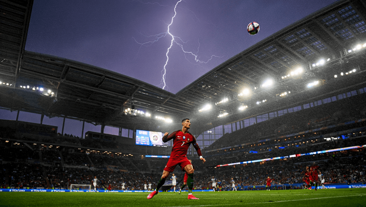 
    As muitas camisolas de Ronaldo, os golos de cabeça e a tempestade: as fotografias do Portugal-RD Congo          
