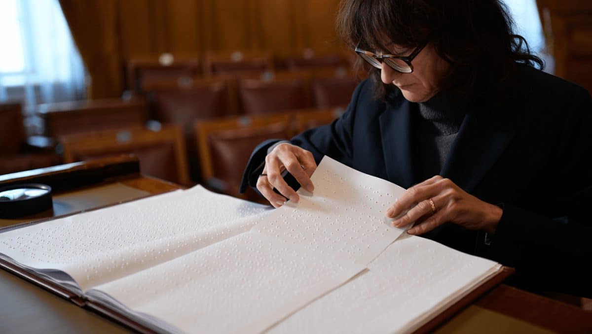 Parlamento está a preparar edição da Constituição em braille