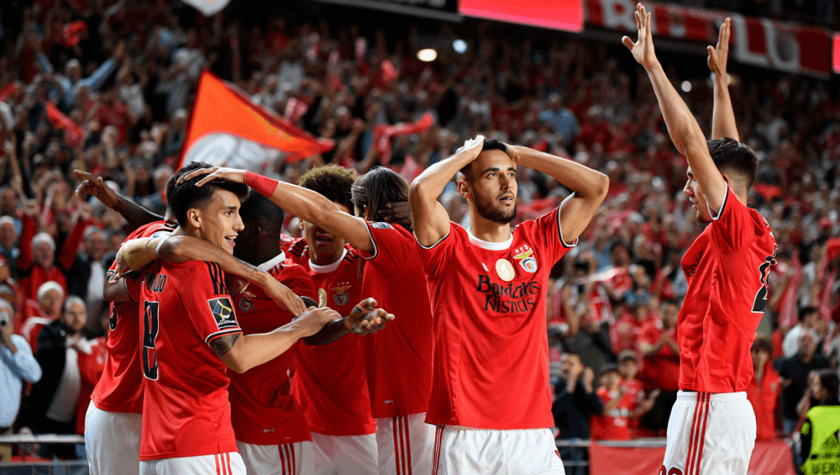 Entrar a matar, sair a controlar: Benfica vence dérbi no João Rocha e fica a uma vitória de reconquistar o título