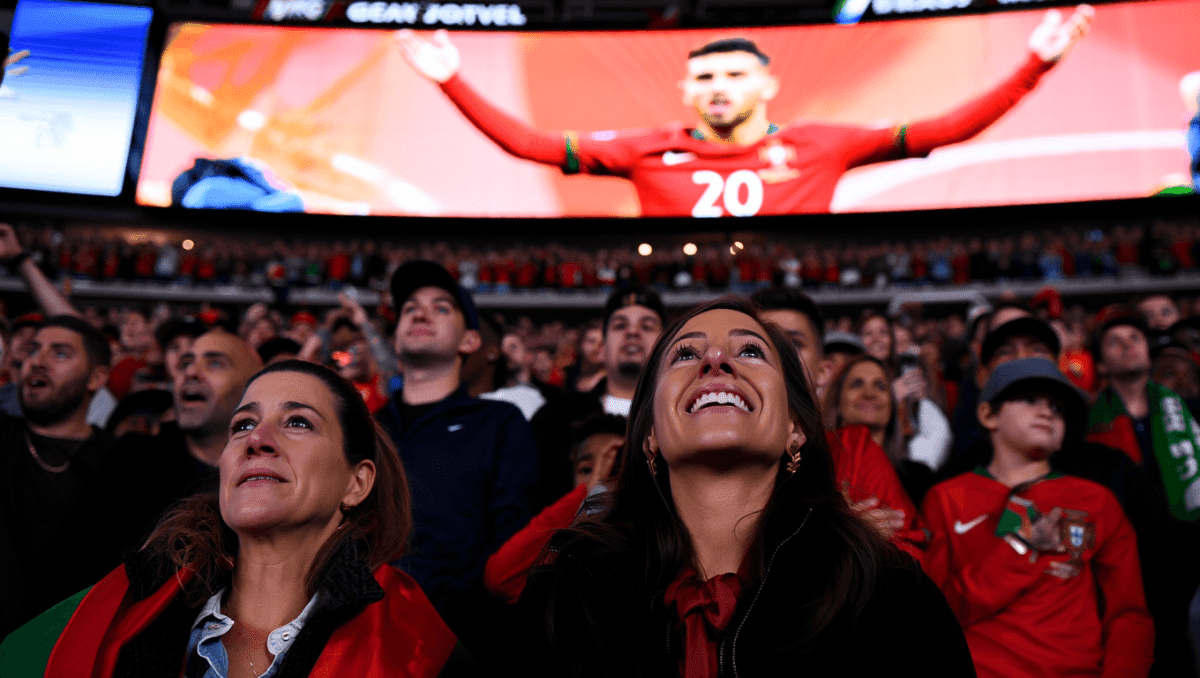 Imagem de Diogo Jota é exibida nos ecrãs do NRG Stadium durante o hino de Portugal