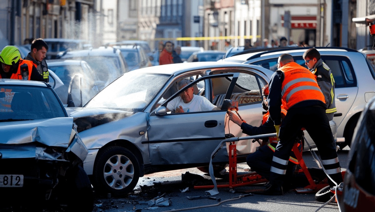 Mulher encarcerada em colisão com três carros no centro de Braga