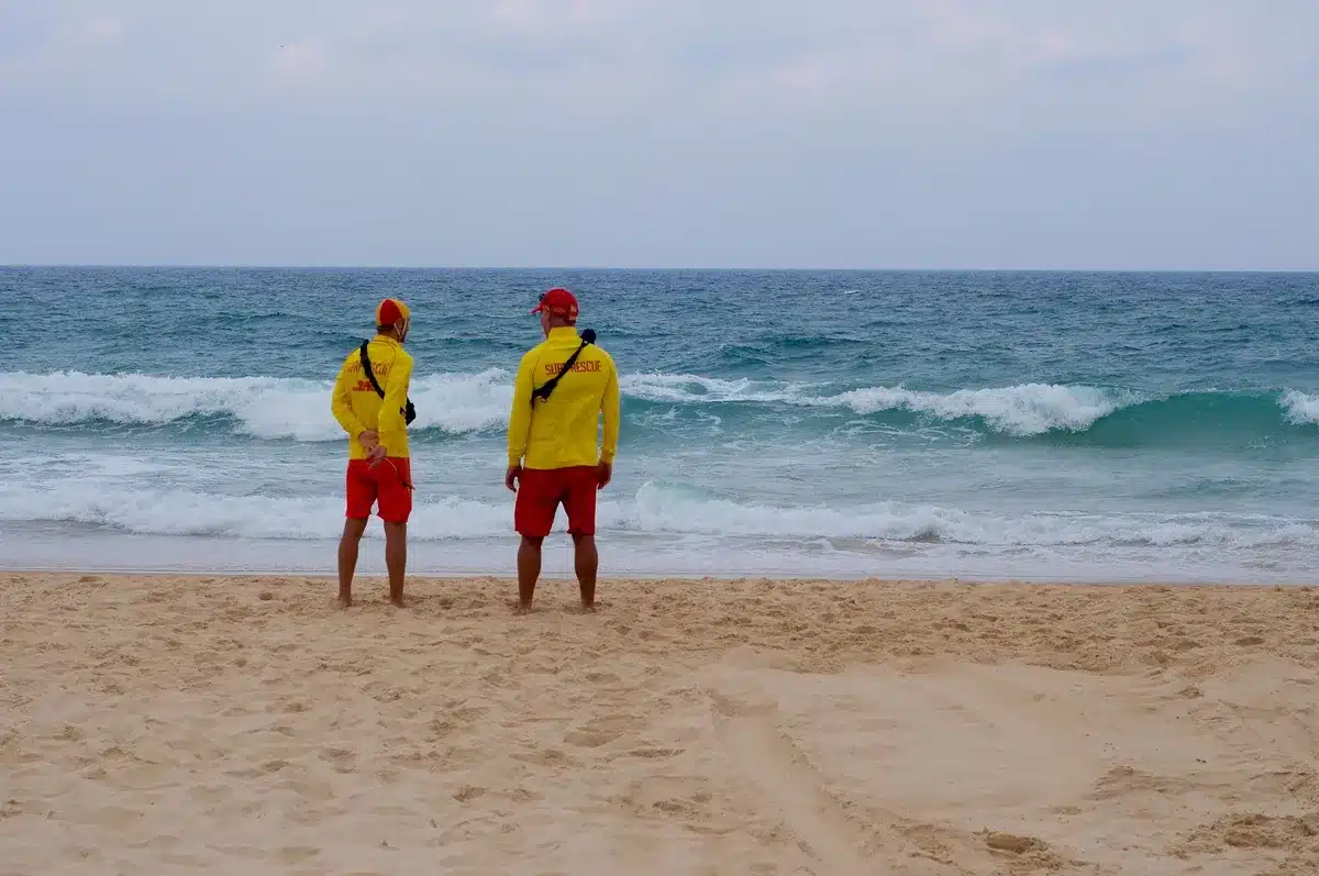 Nadadores-salvadores e equipas de emerg&ecirc;ncia a intervir numa praia