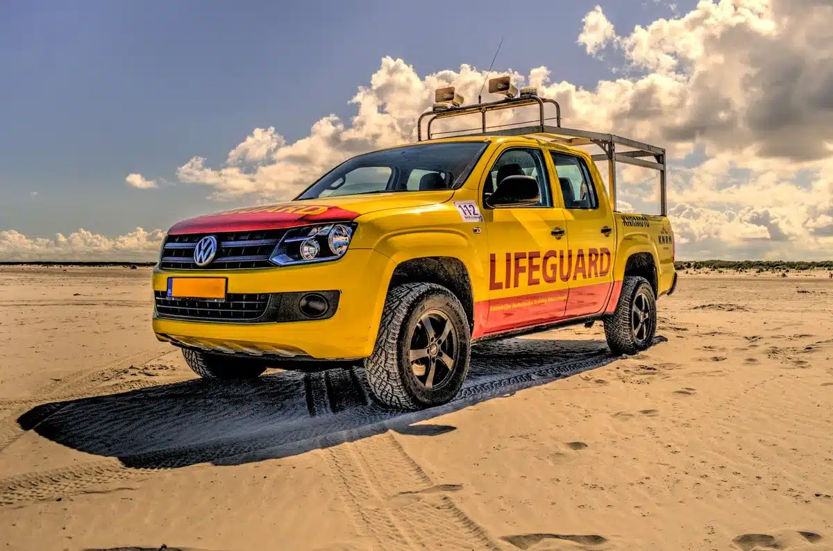 Socorristas e pessoal médico a realizar reanimação cardiopulmonar numa vítima na praia