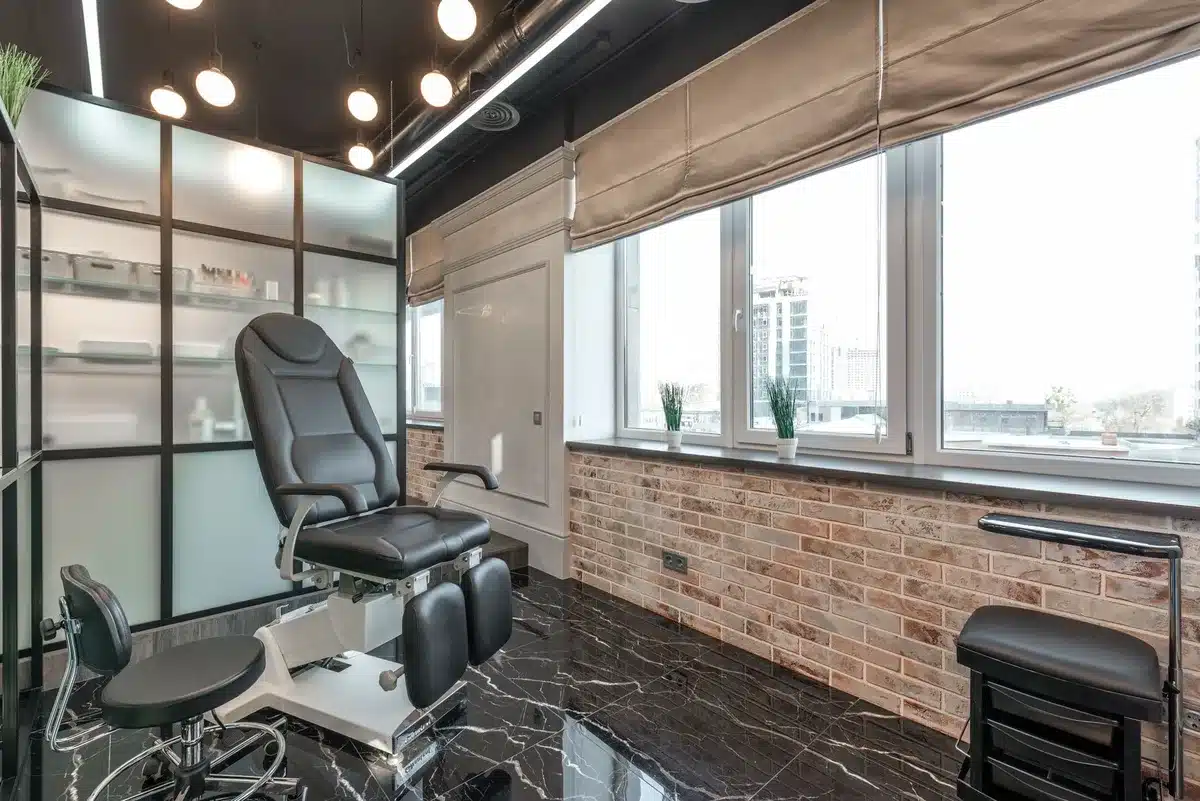 Sala de est&eacute;tica moderna com cadeira confort&aacute;vel e equipamentos organizados