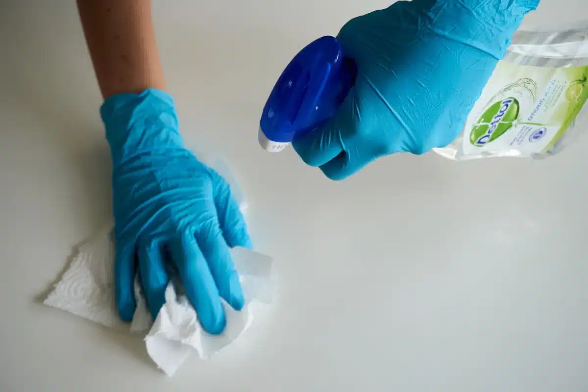 Materiais de limpeza e produtos profissionais em uma sala de tratamentos