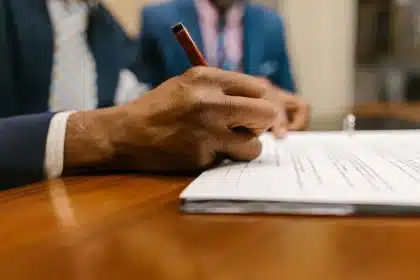 Documentos e papéis financeiros sobre uma secretária de escritório