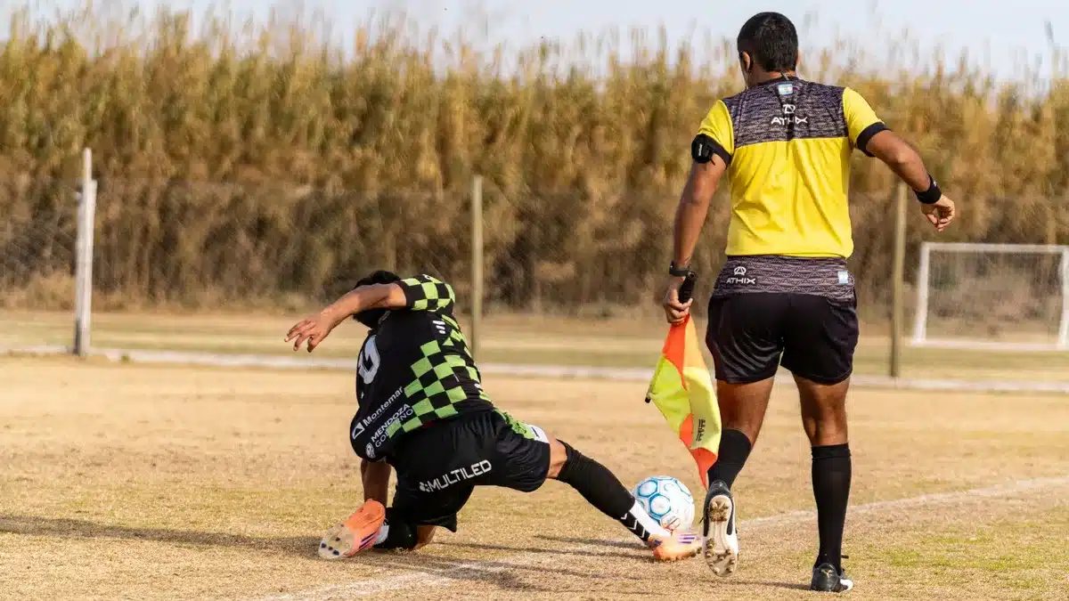 Jogador de futebol a assinar contrato oficial com o clube