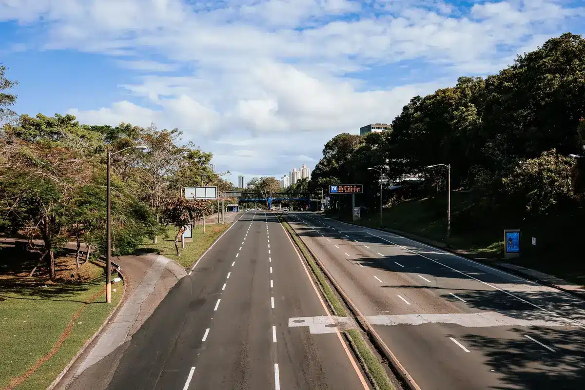 Autoestrada vazia durante restrições de mobilidade por pandemia