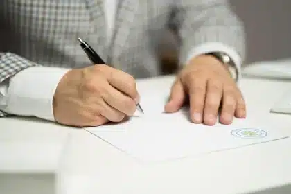 Documento de resolução parlamentar sobre uma mesa na Assembleia da República