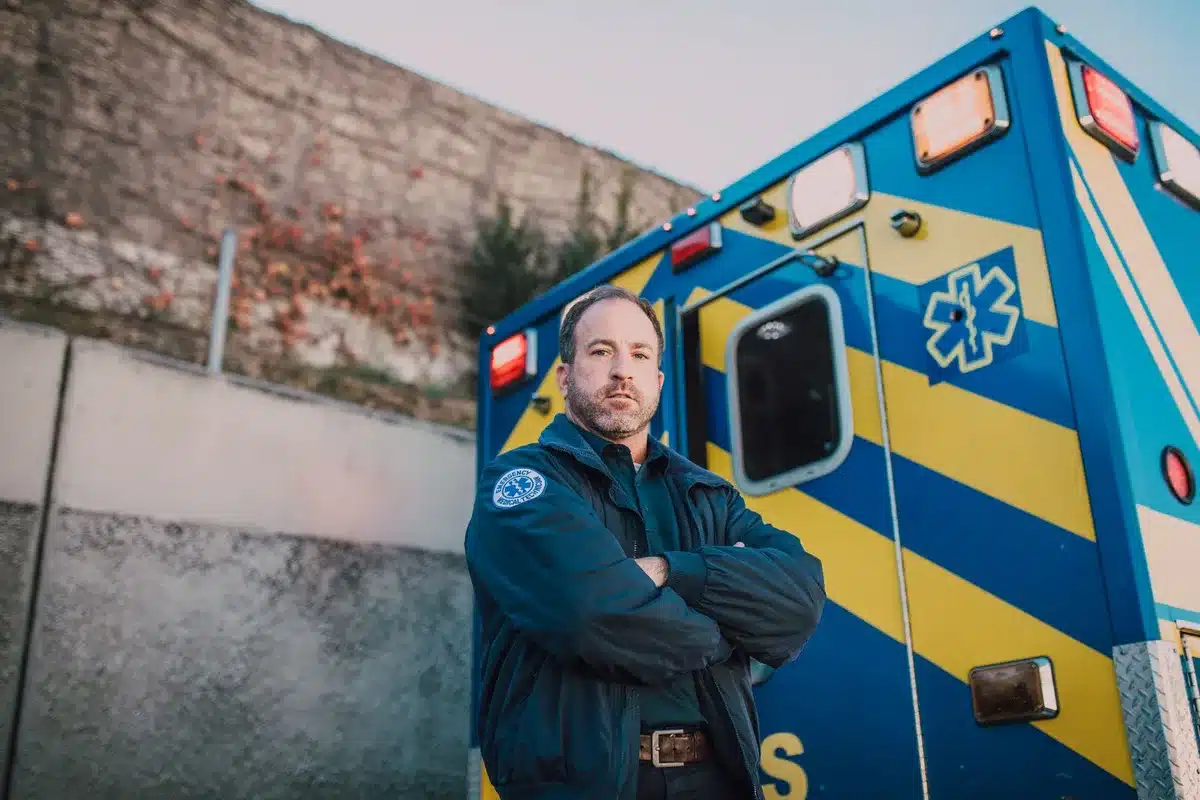 Bombeiros e ambulância no local de um acidente de viação