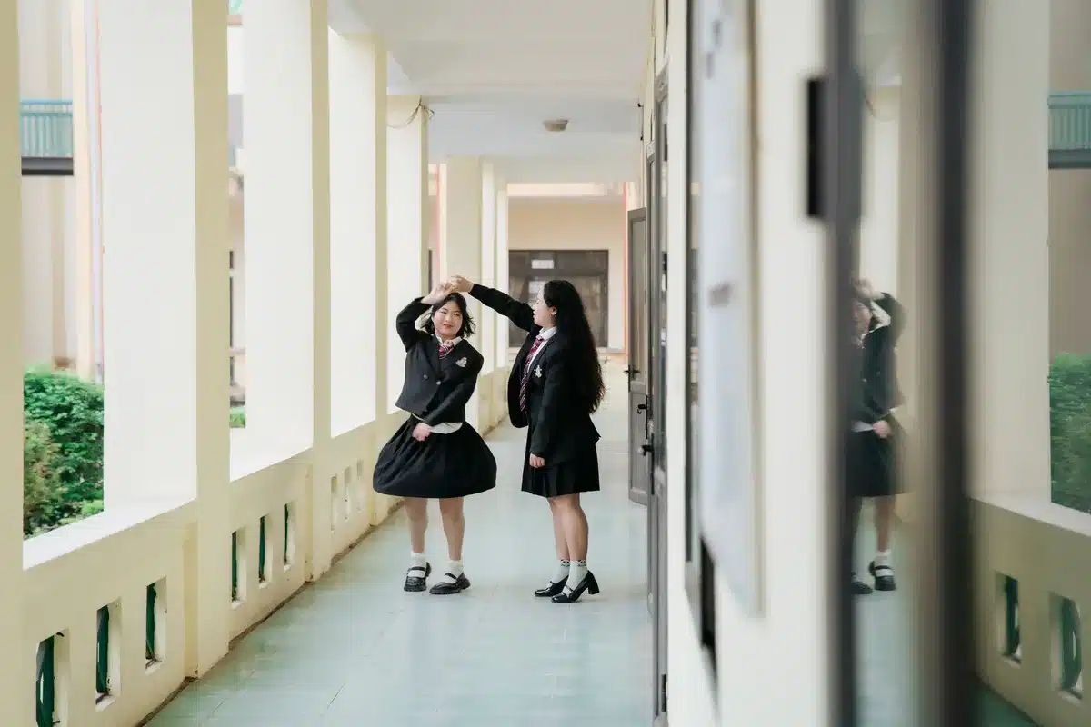 Grupo de alunos a conversar e a interagir na escola, representando ligações sociais