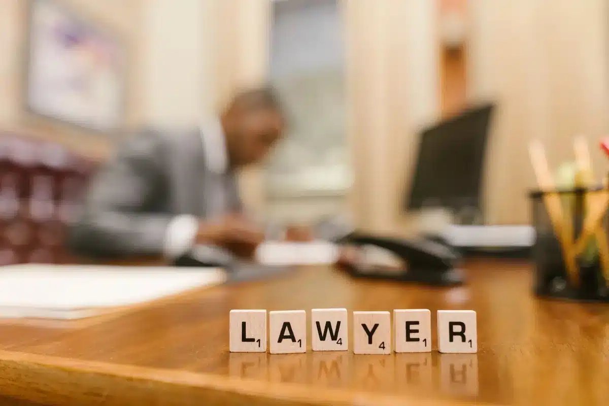 Advogado em seu escritório revendo documentos legais e processos judiciais.