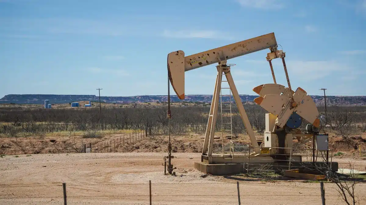 Amostra de petróleo bruto em ambiente industrial