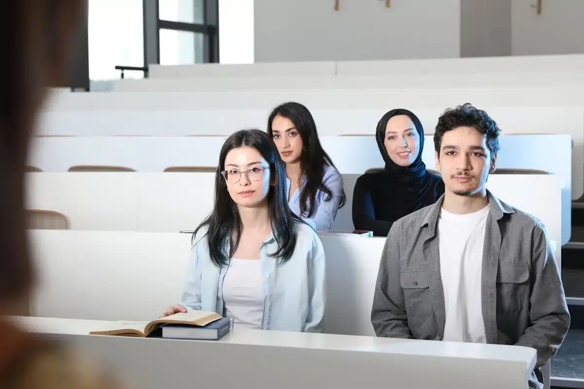 Estudantes de diferentes contextos socioecon&oacute;micos numa sala de aula
