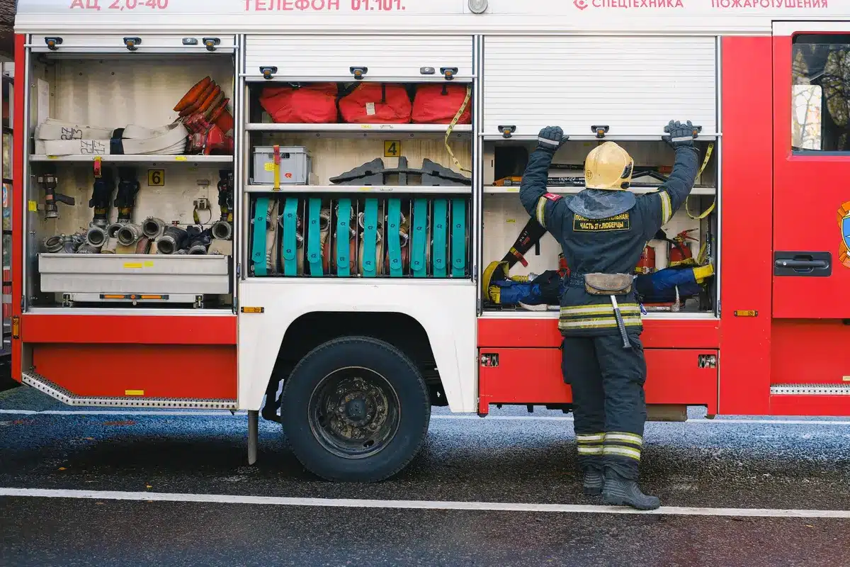 Bombeiros e meios de emergência no local do acidente