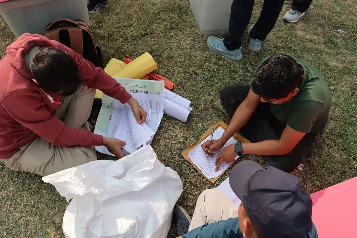Autoridade governamental em trabalho de terreno, demonstrando presença e competência operacional