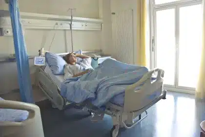 Profissionais de saúde em equipamento de proteção num espaço de isolamento médico