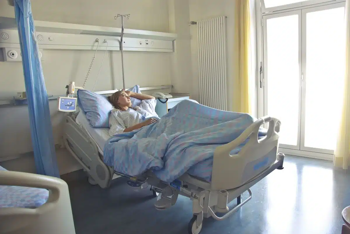 Profissionais de saúde em equipamento de proteção num espaço de isolamento médico