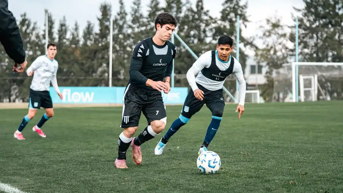 Treinador a analisar desempenho de jogadores durante treino