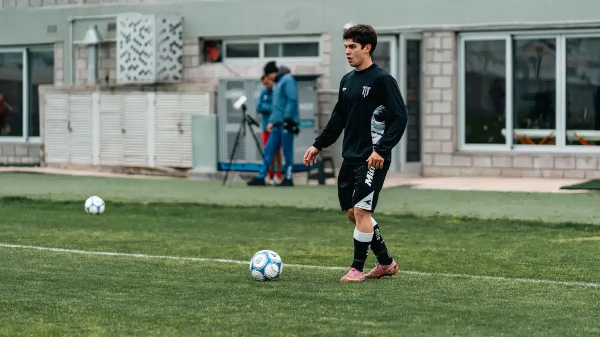 Jovens jogadores em treino numa academia de futebol