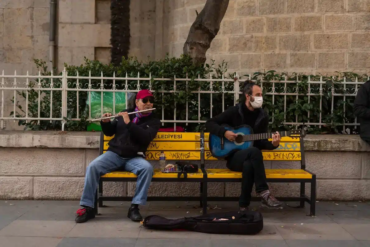 Palco vazio de auditório durante transmissão em streaming, iluminado para espetáculo de fado