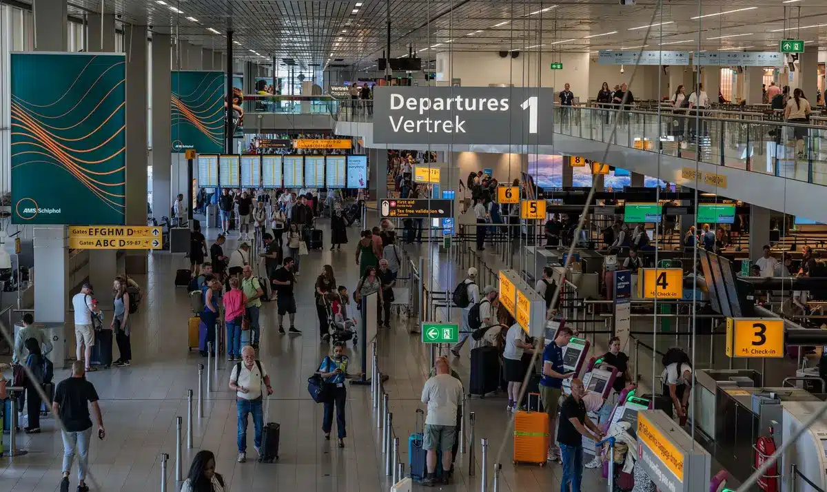 Terminal de aeroporto com comitivas em desloca&ccedil;&atilde;o