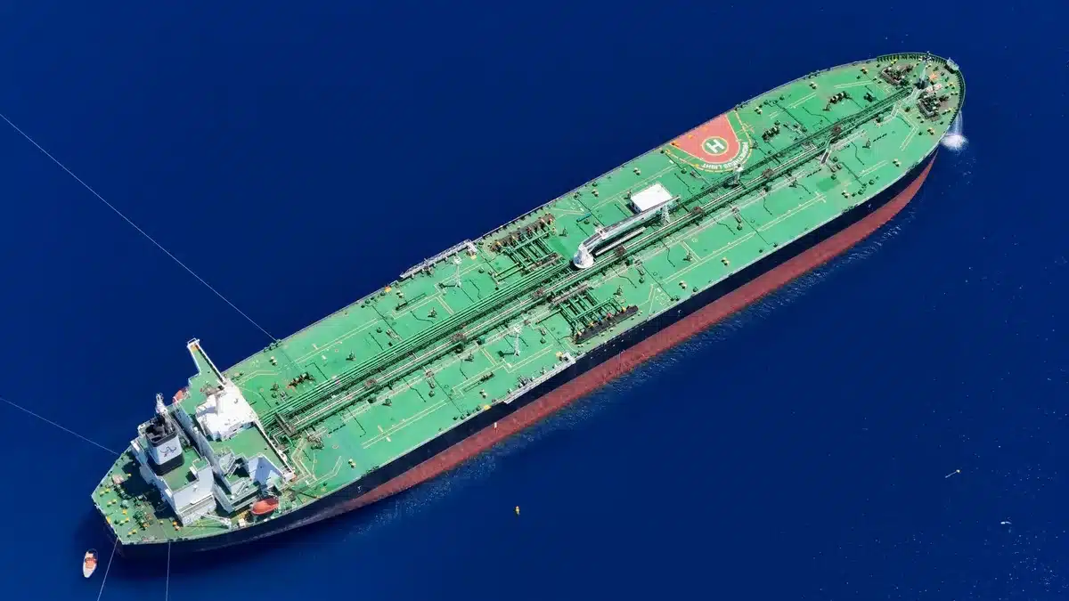 Navios-tanque transportando petr&oacute;leo atrav&eacute;s de uma rota comercial internacional.