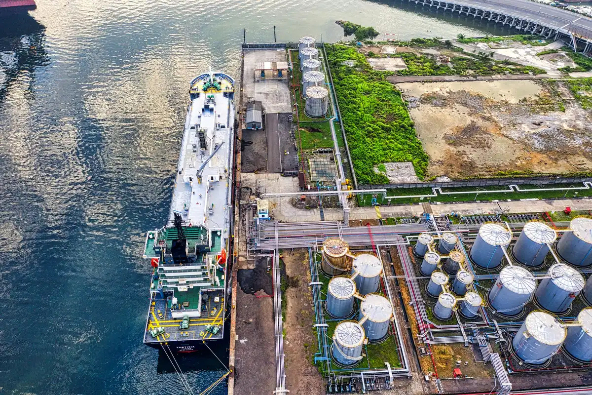 Navios-tanque e embarcações de carga no Estreito de Ormuz, rota crítica para o comércio global de petróleo.