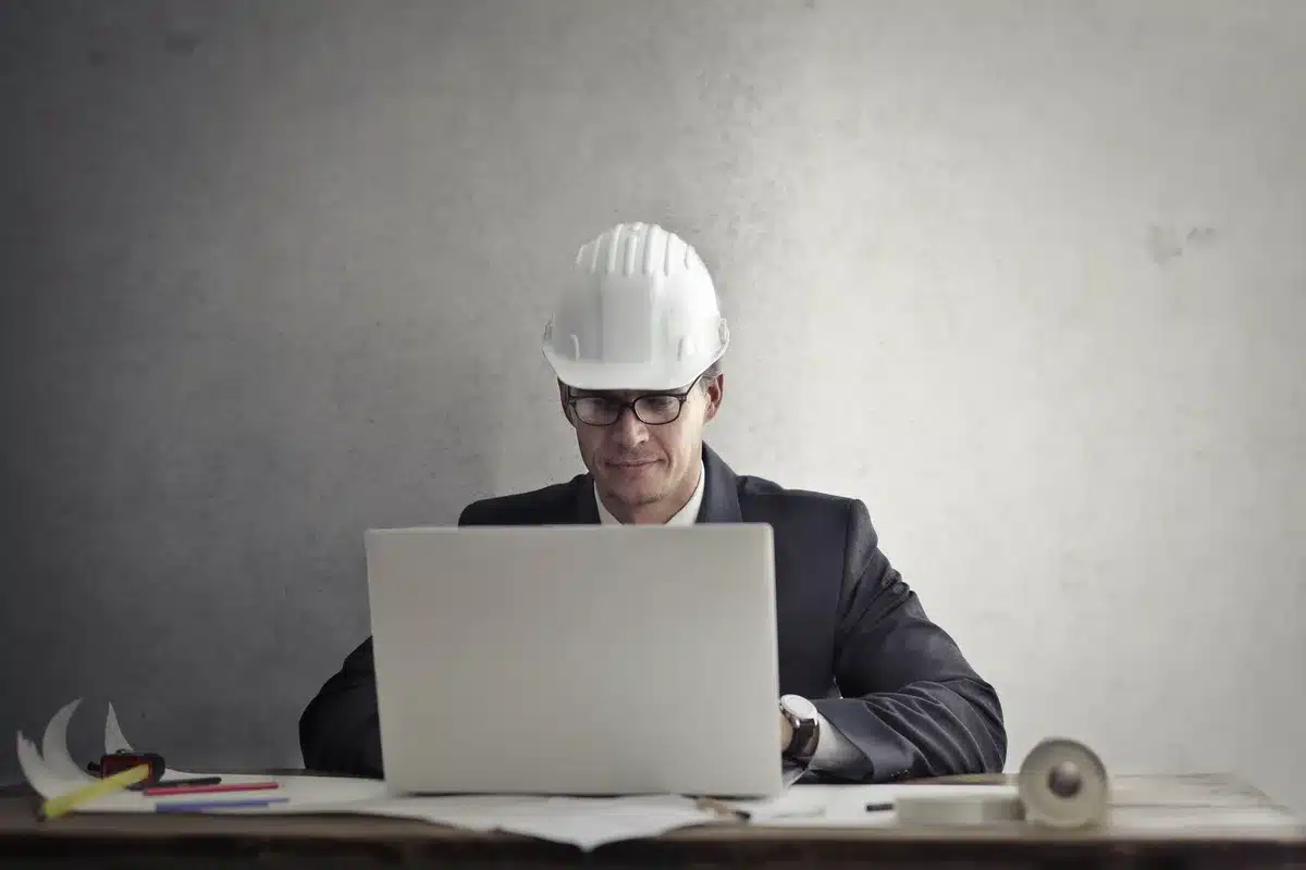 Ambiente de trabalho de engenheiro civil com projetos e planos