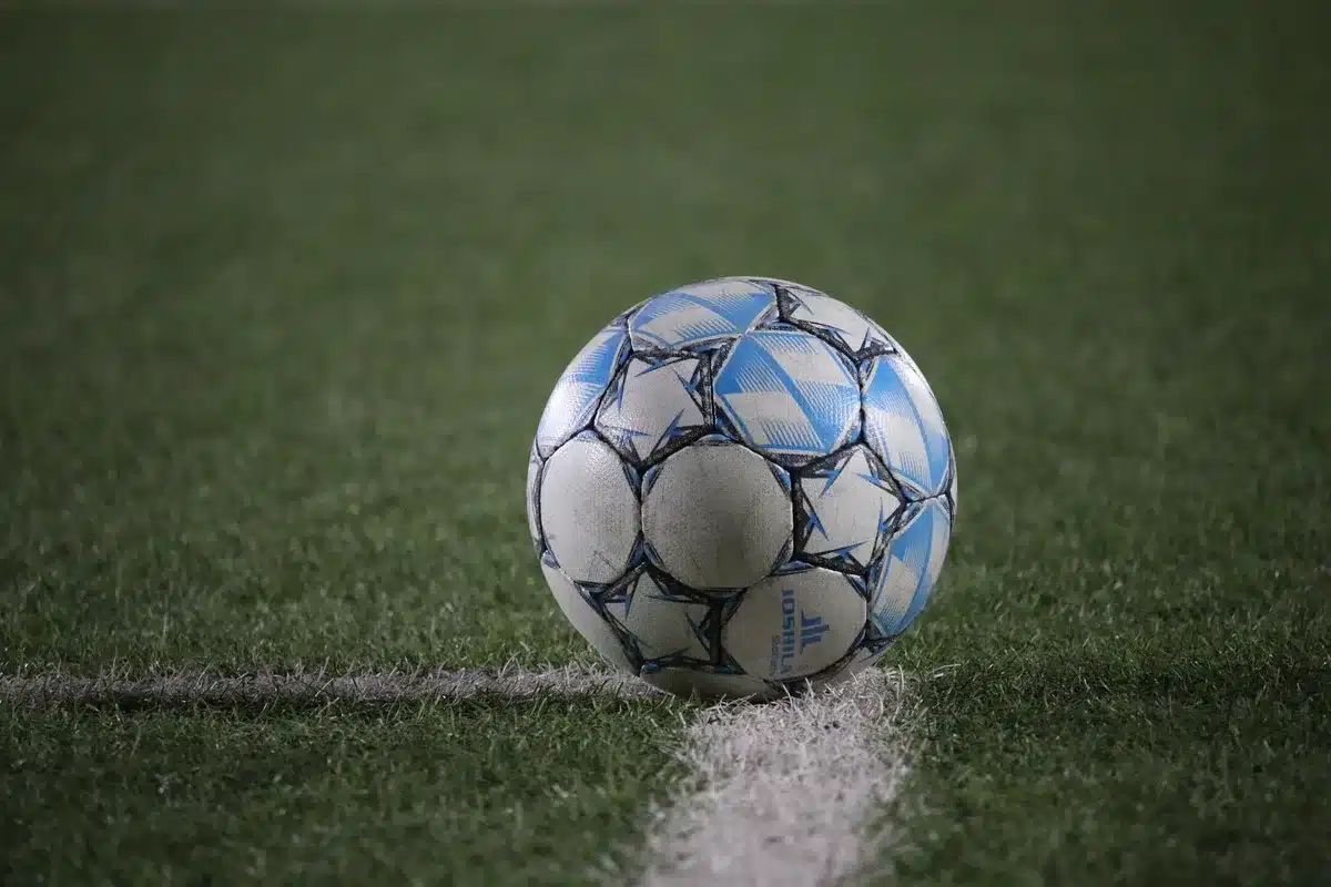 Esquema de fases de um torneio de futebol com rondas de qualificação e eliminatórias