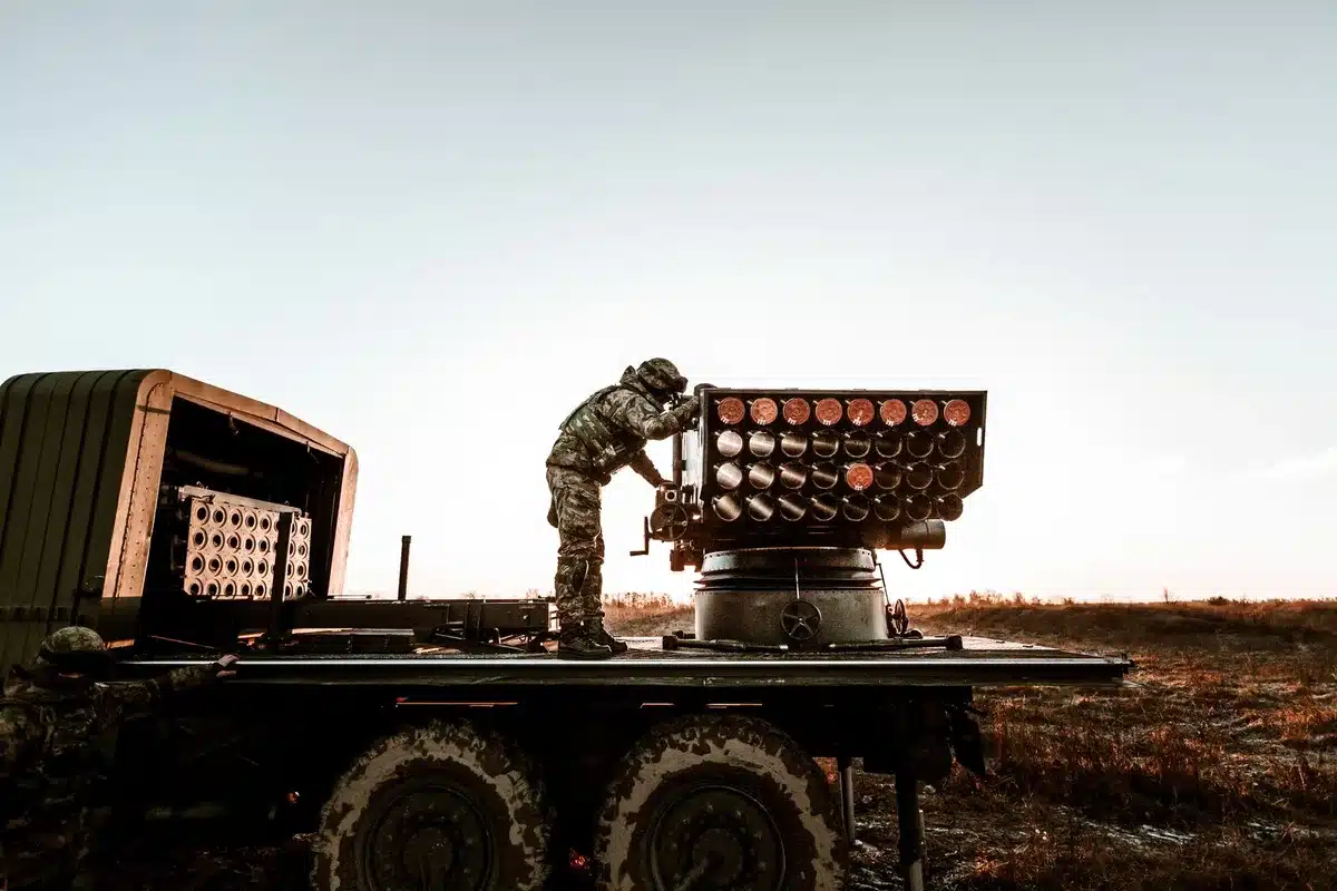Centro de comando militar com equipamentos de defesa e tecnologia estratégica