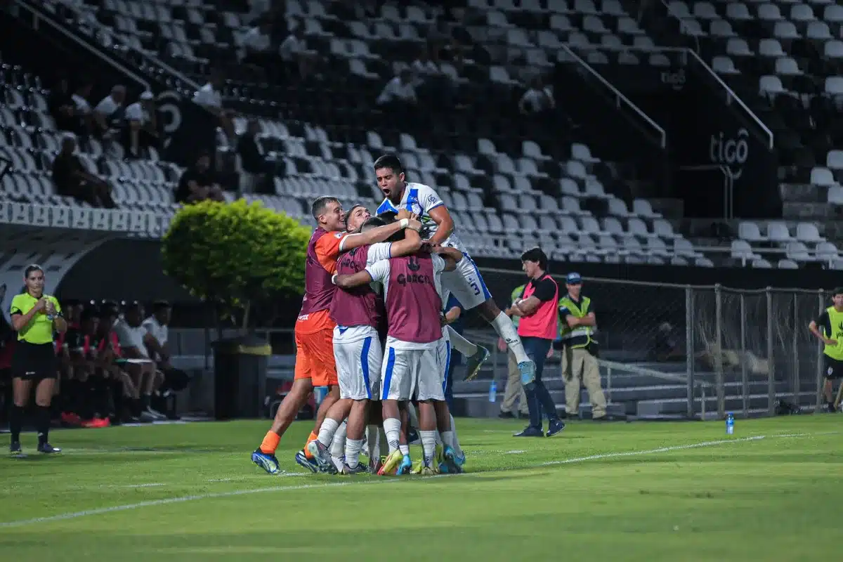 Momento emocional de um futebolista durante um jogo internacional
