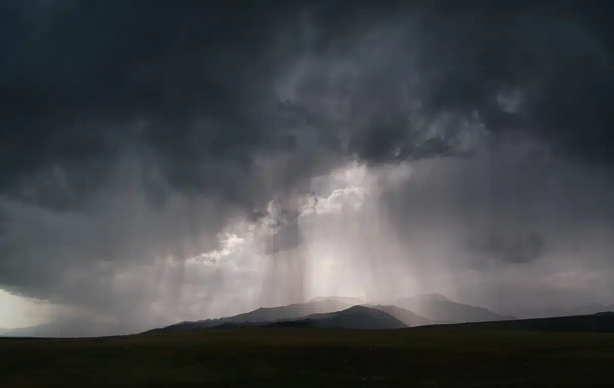 Chuva intensa e tempestade com rel&acirc;mpagos durante alerta meteorol&oacute;gico