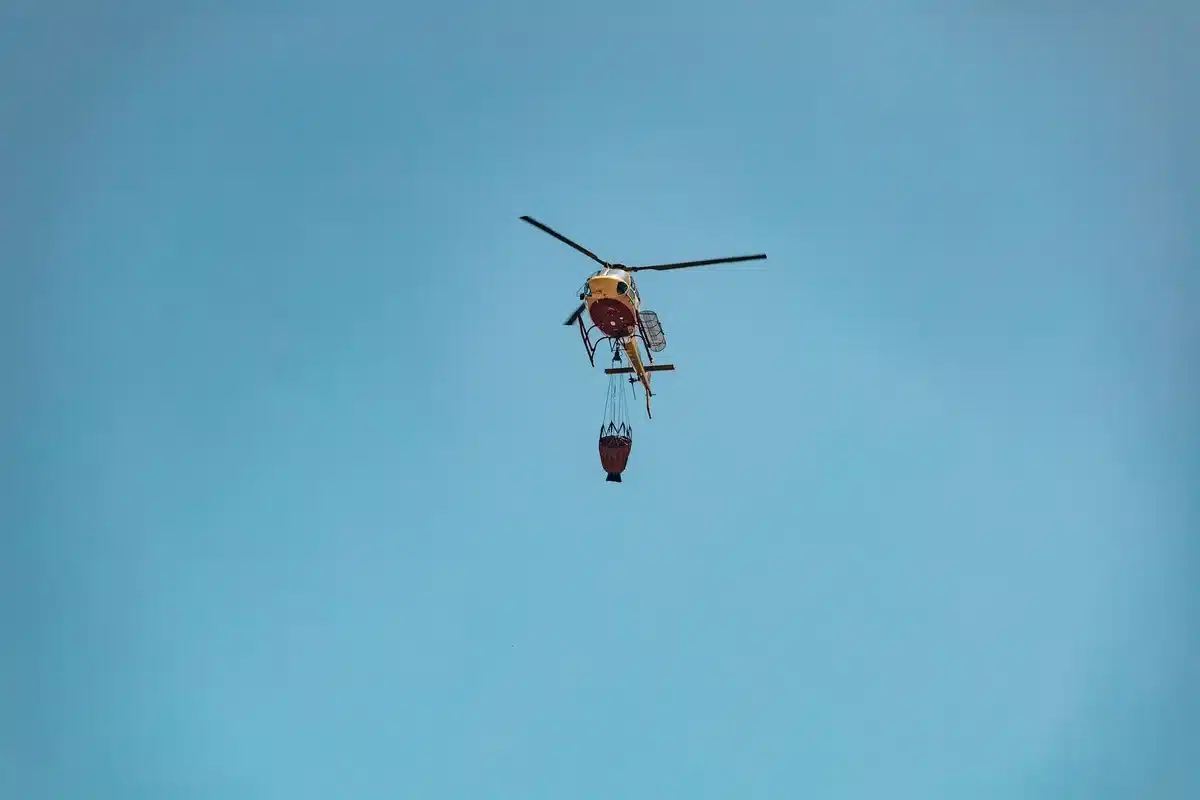 Meios de combate a incêndios rurais em ação, incluindo equipamentos e dispositivos especiais