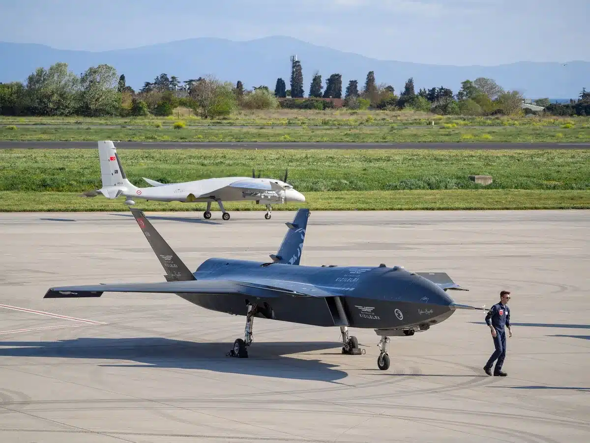 Drone militar com c&acirc;maras e sensores de vigil&acirc;ncia