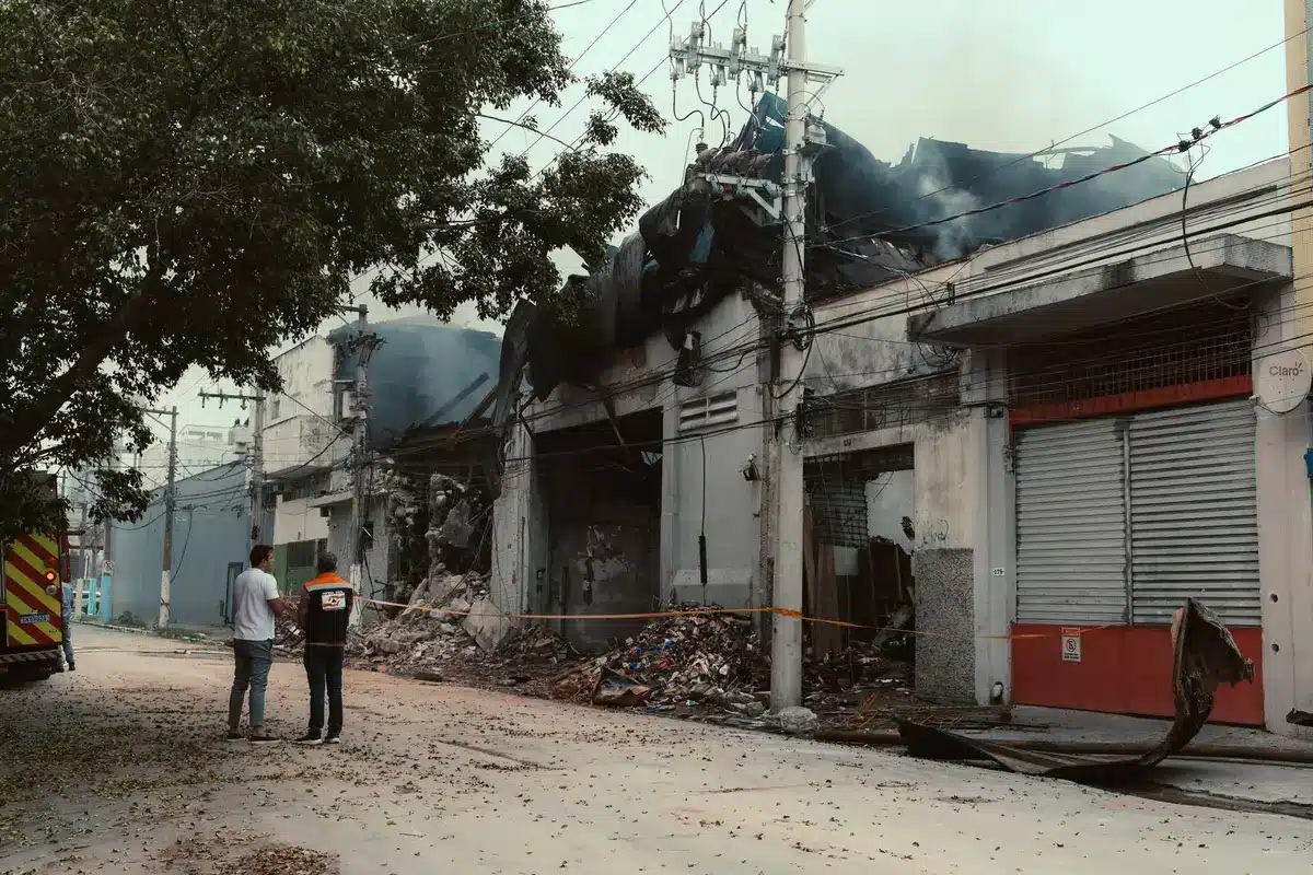 Armazém de comércio eletrónico danificado por explosão