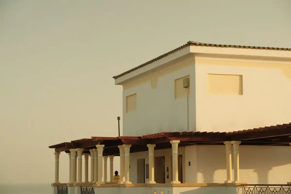 Casa com terraço com vista para o Golfo de Corinto ao entardecer.