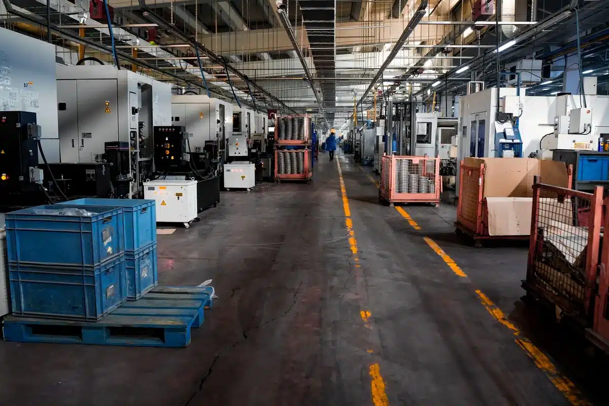 Cadeia de produção industrial com fornecedores e operários em fábrica