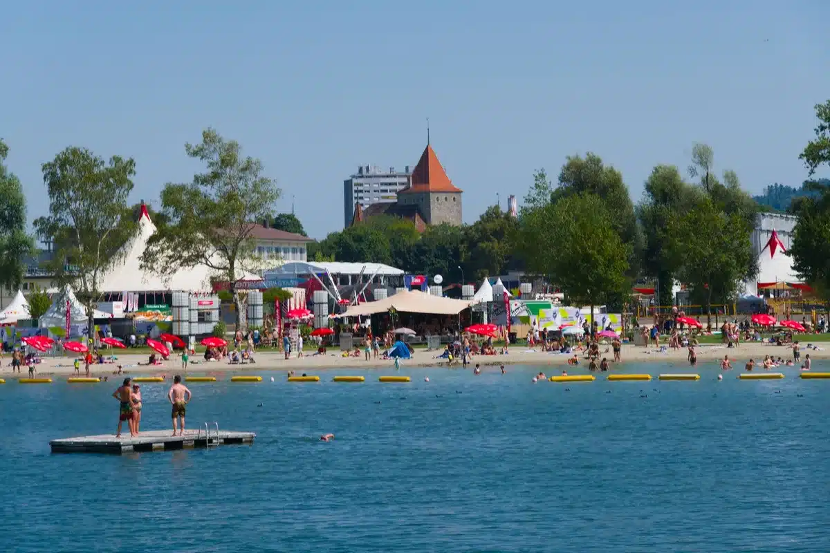 Multidão de pessoas na praia fluvial durante o dia no festival