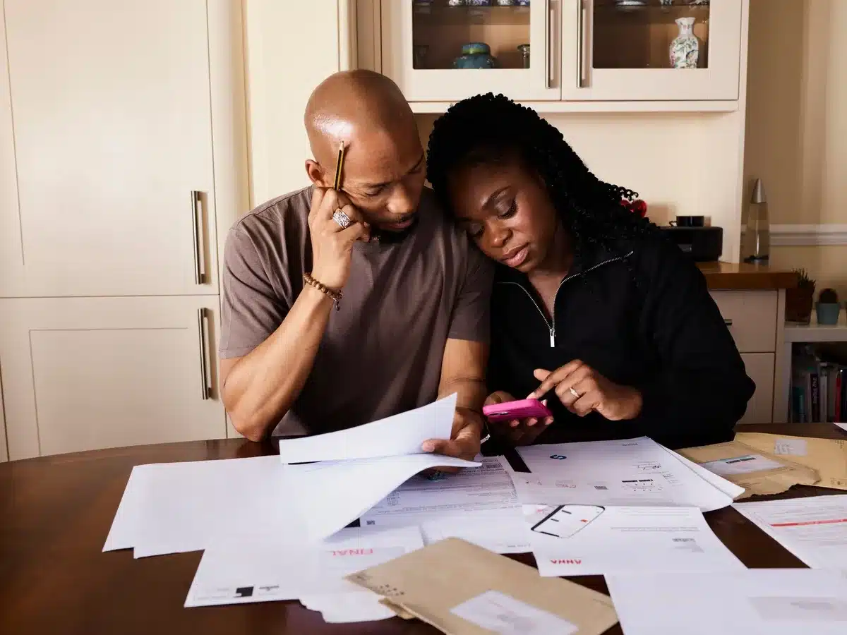 Documentos e contas de despesas familiares sobre uma mesa