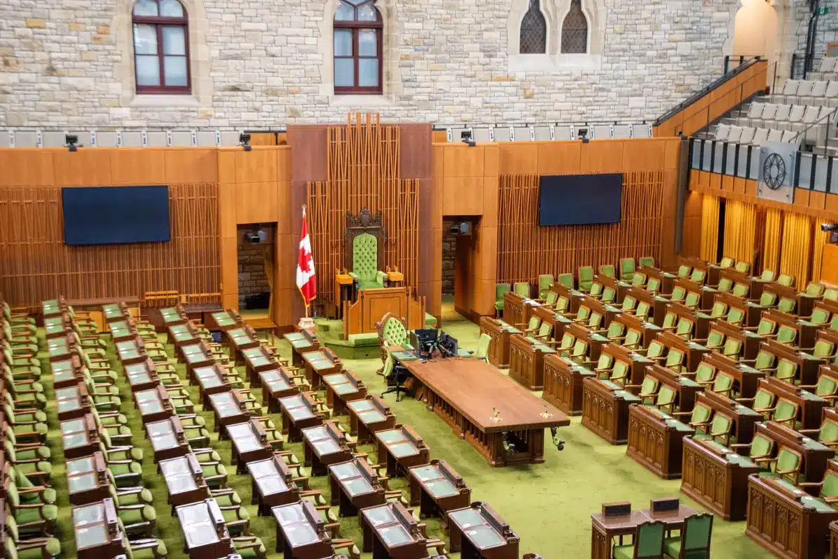 Deputados em sessão parlamentar discutindo transparência e contratos governamentais