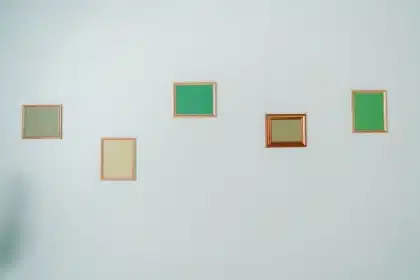 Galeria de museu com molduras vazias e barreiras de segurança, evocando roubo de obras de arte