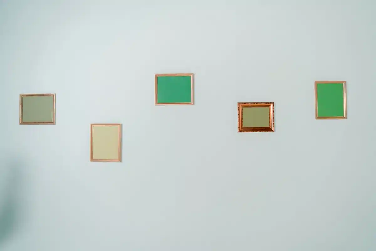 Galeria de museu com molduras vazias e barreiras de segurança, evocando roubo de obras de arte