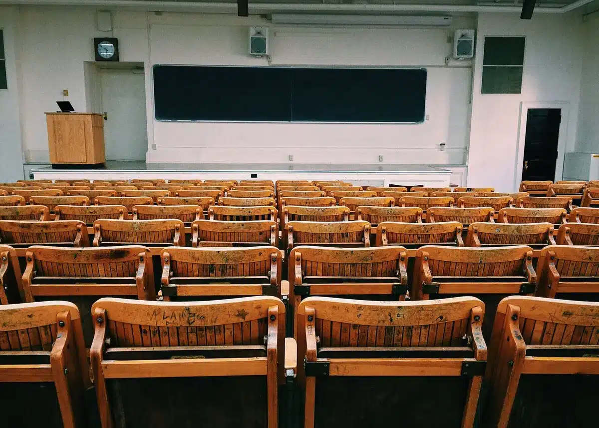 Estudante numa sala de aula durante uma aula de comunicação