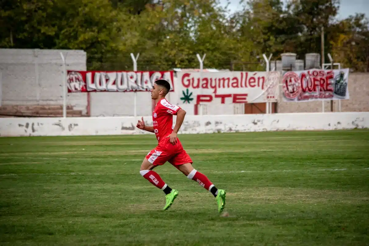 Jogador de futebol em treino no estádio