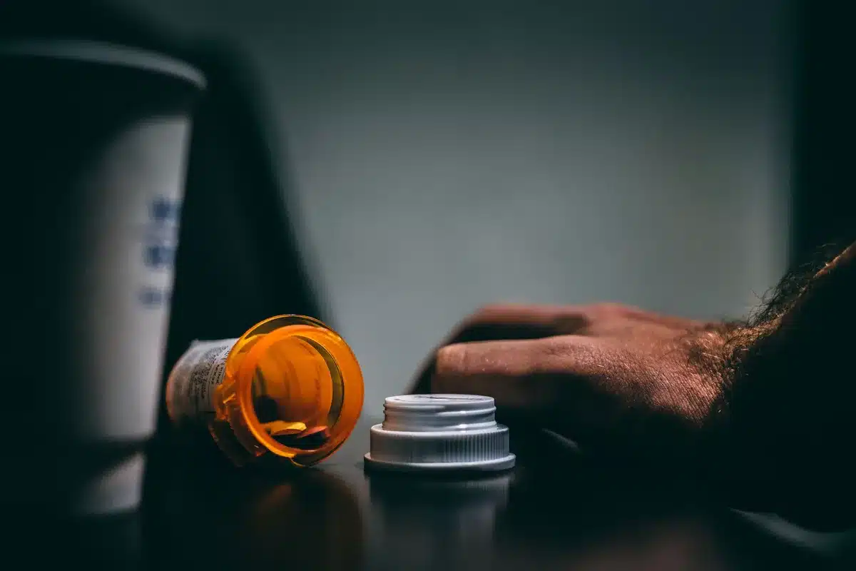 Medicamentos e documentação clínica sobre uma secretária em ambiente prisional