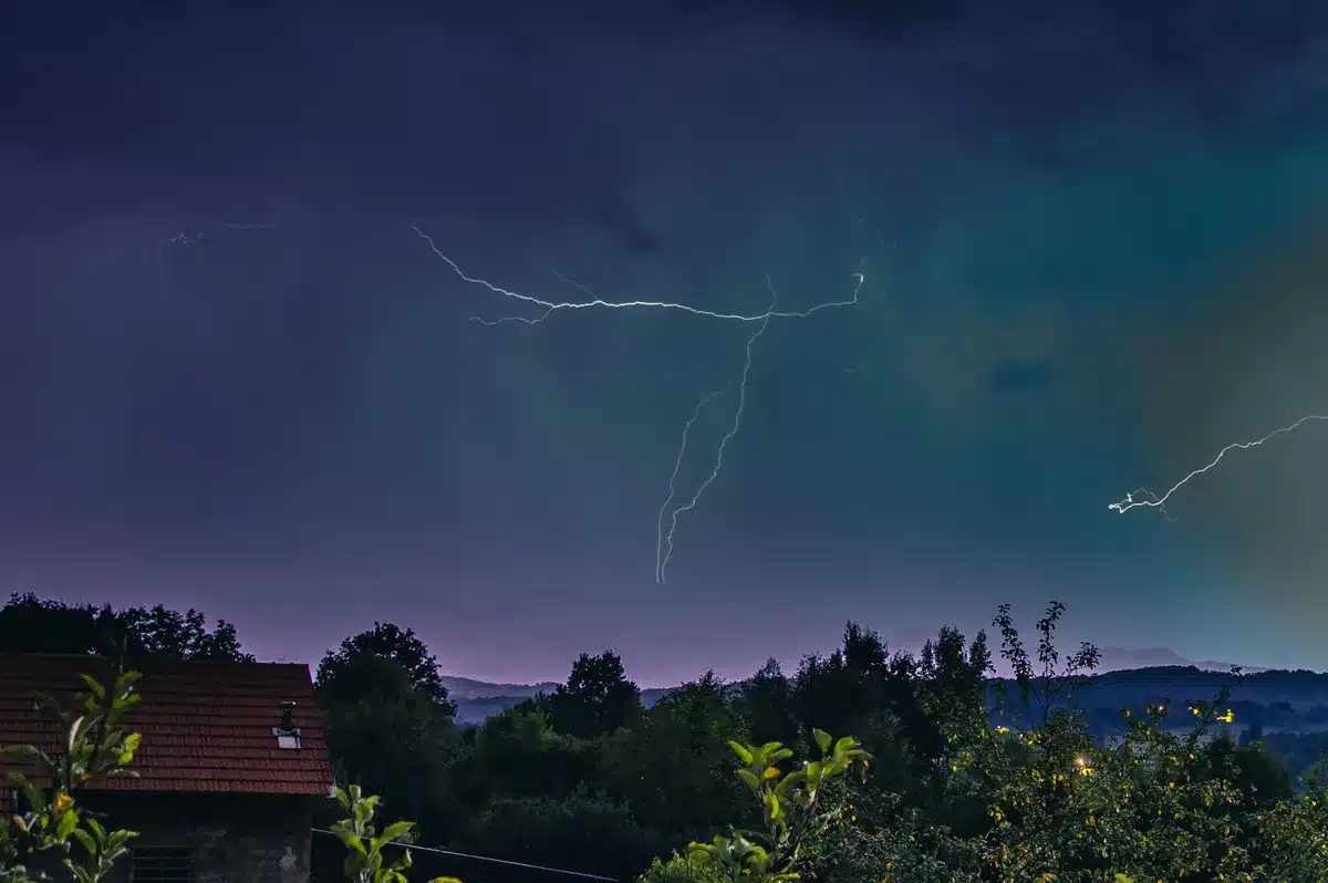 Céu carregado com nuvens de tempestade e condições meteorológicas adversas