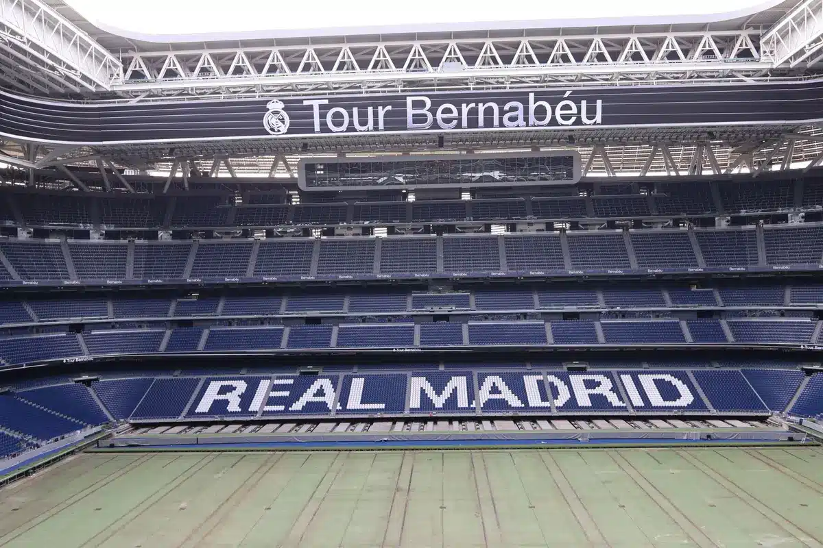 Estádio do Real Madrid com campo de treino visível